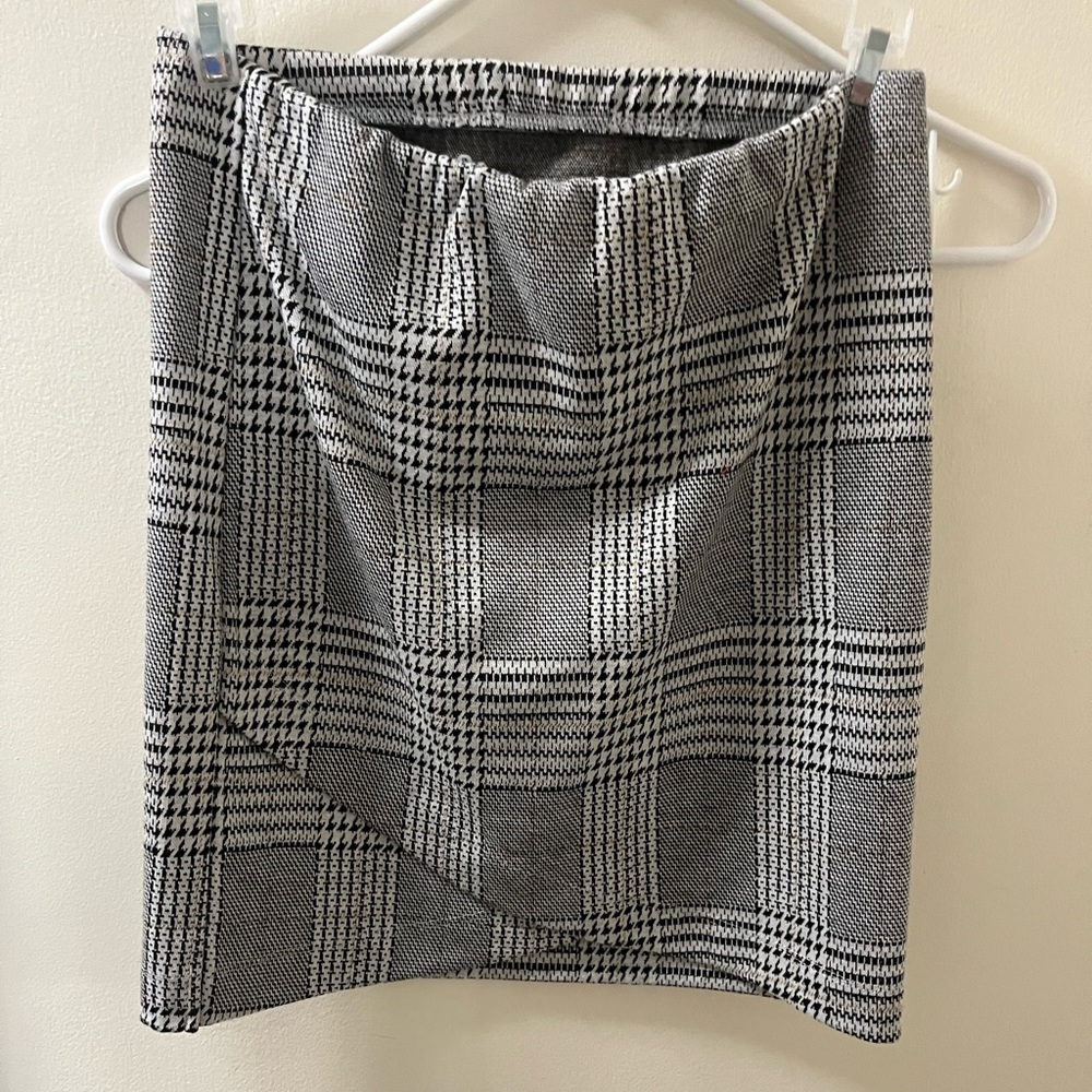 Form fitted skirt size small.